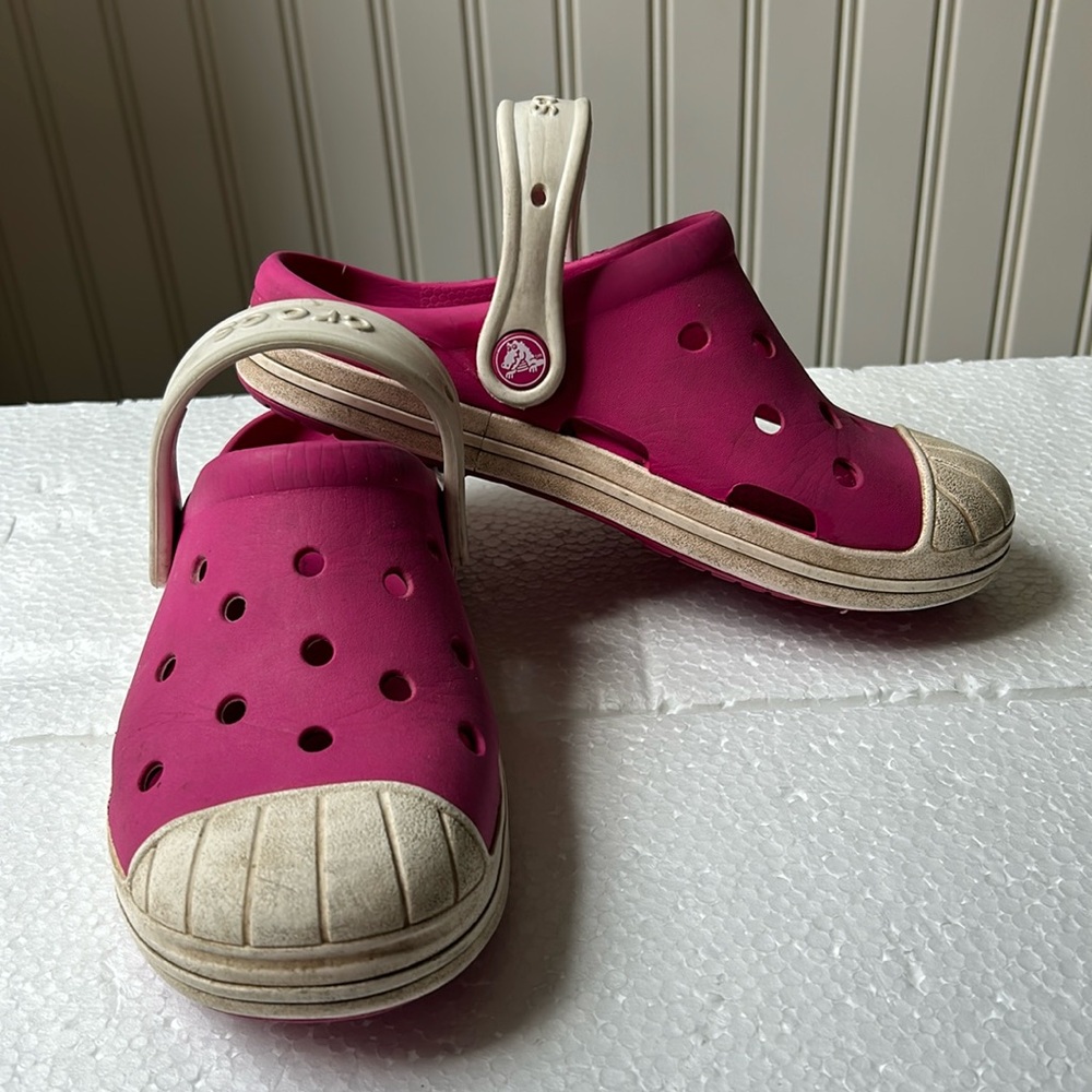 Crocs kids slip in sandal w/ back strap rubber shoe size 2 pink white